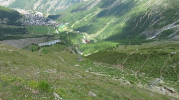 Blick ins Tal (Saas-Fee). Steile Berge und tiefe Täler sind typisch für das Wallis